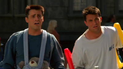 Friends T2 E6 · El del bebé en el autobús