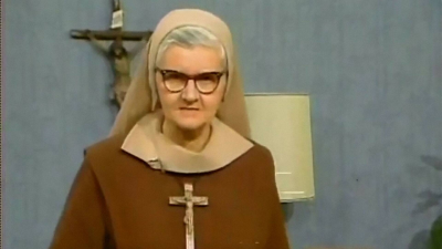 Clásicos católicos: La Madre Angélica presenta · Holiness is being human