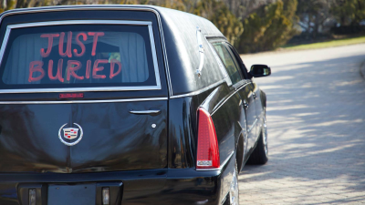 Una boda y un funeral E5